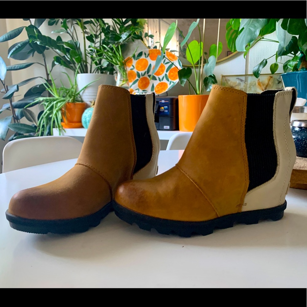 Sorel women’s wedge Chelsea boot